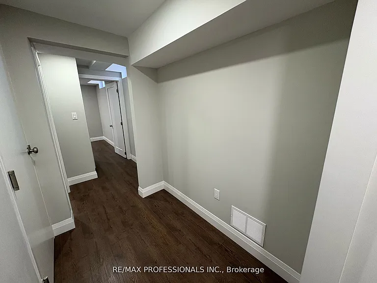 19 Elmbrook Cres #LOWER — Photo 8