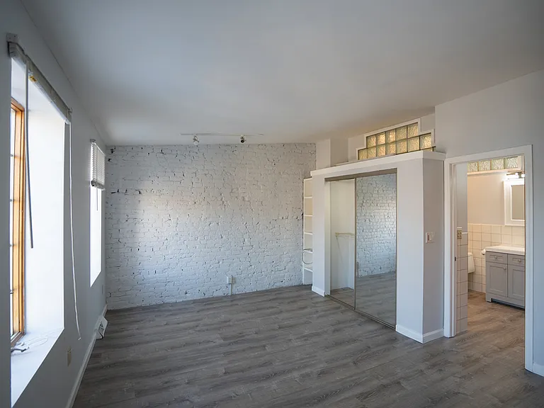 335 Hudson Ave — Photo 10
