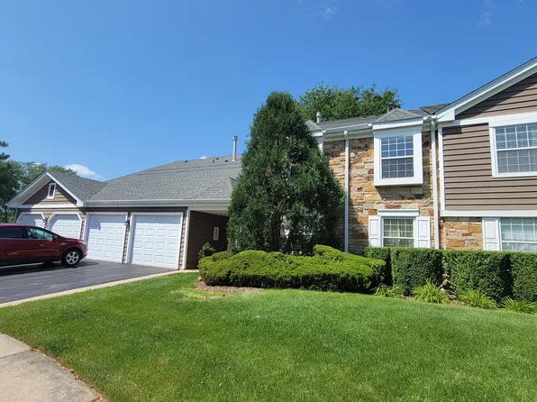 214 Maplebrook Ct S #W2, Schaumburg, IL 60194