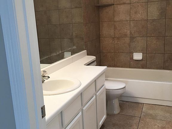 3rd image of 887 W New Hampton Dr
