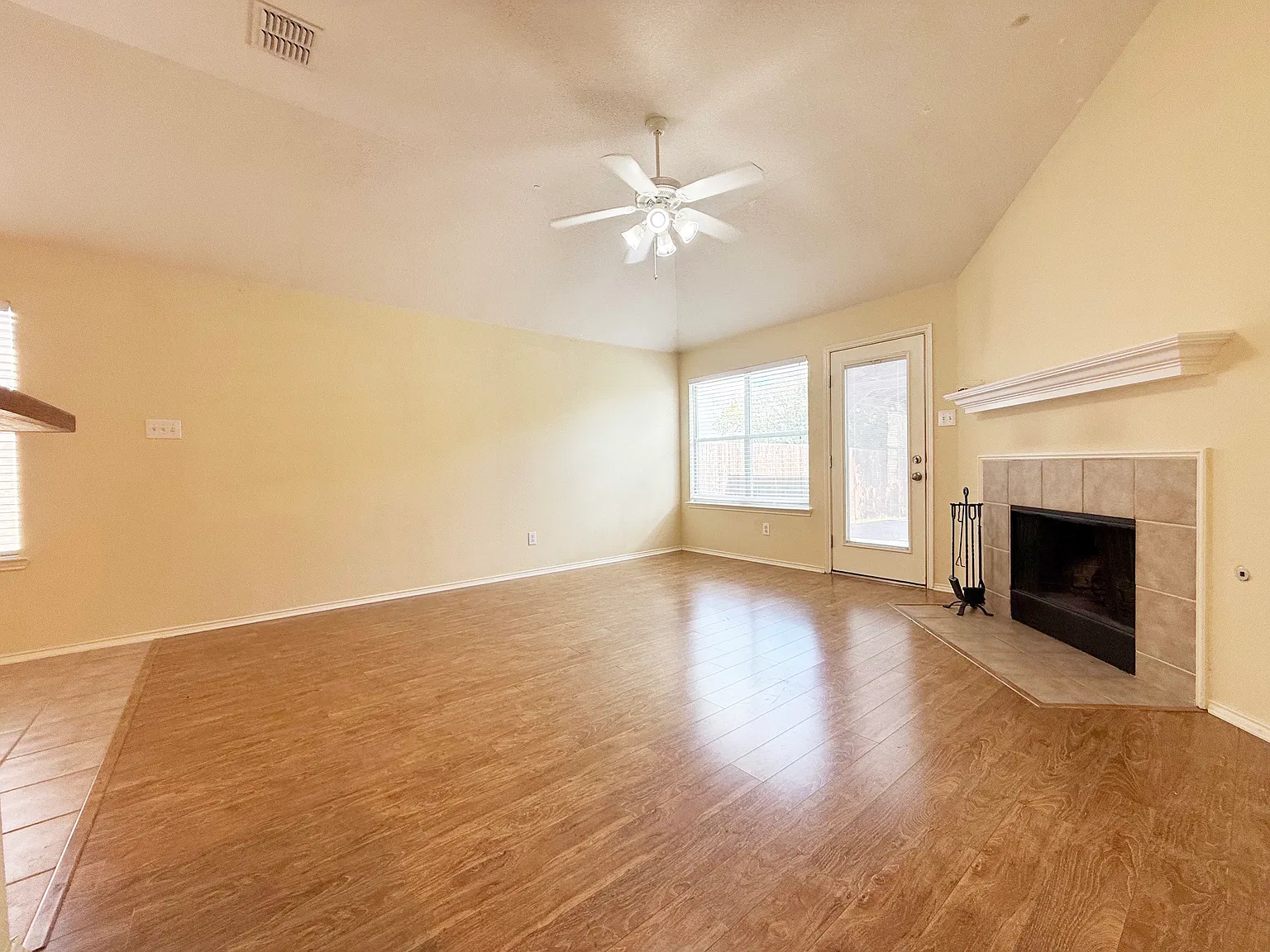 3 bed, 1423 sqft, $2,000 — Photo 3