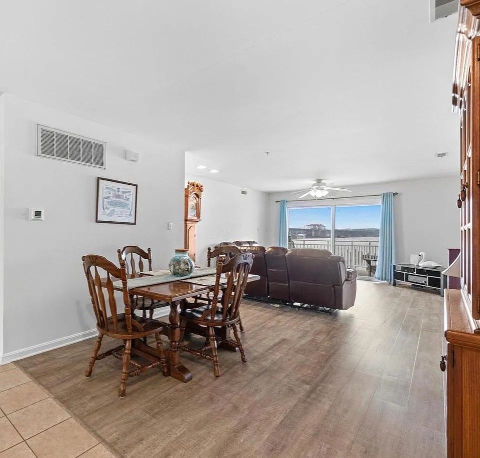 Waterfront 2 bedroom, 2 bathroom Updated condo at Owens Landing — Photo 2