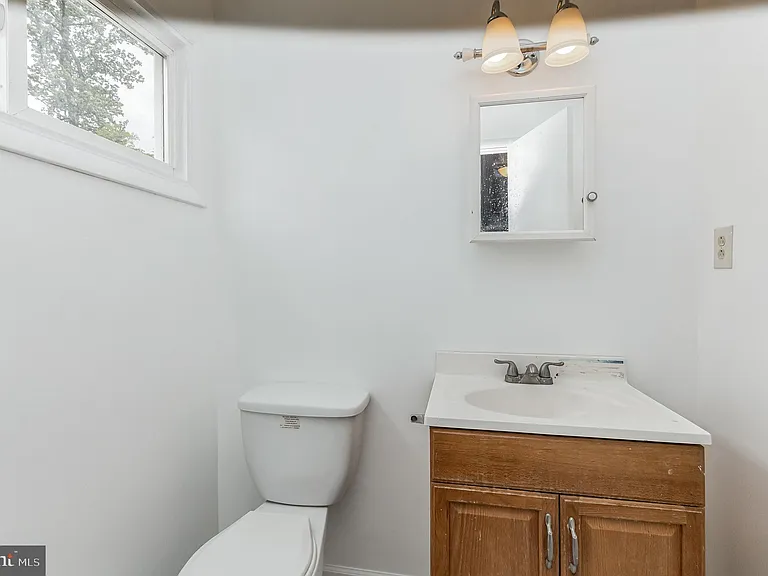 13905 Parkland Dr — Photo 17