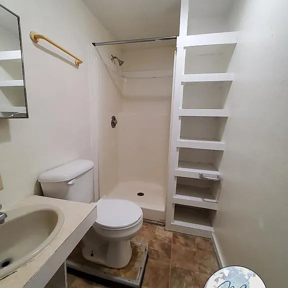 Beautiful location right on the river and adjacent to the City Park — Photo 18
