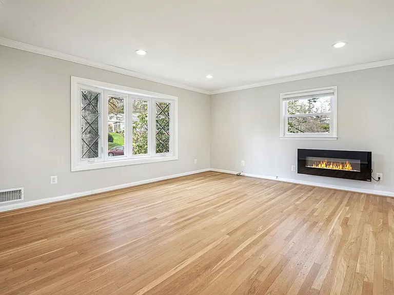 1204 Gladstone Dr — Photo 4