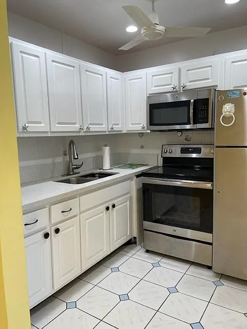 Building Photo - 2960 Lake Osborne Dr #107