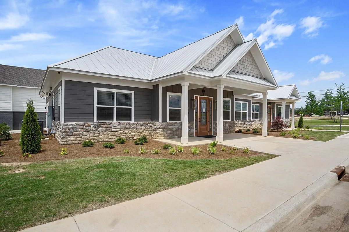 Primary Photo - 240 Kirby Ln NW