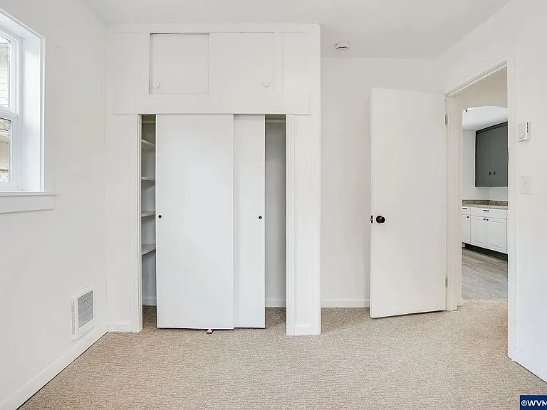 242 Jackson St E — Photo 18