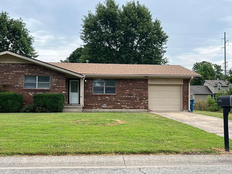 3329-3331 Hawthorn Dr — Photo 7