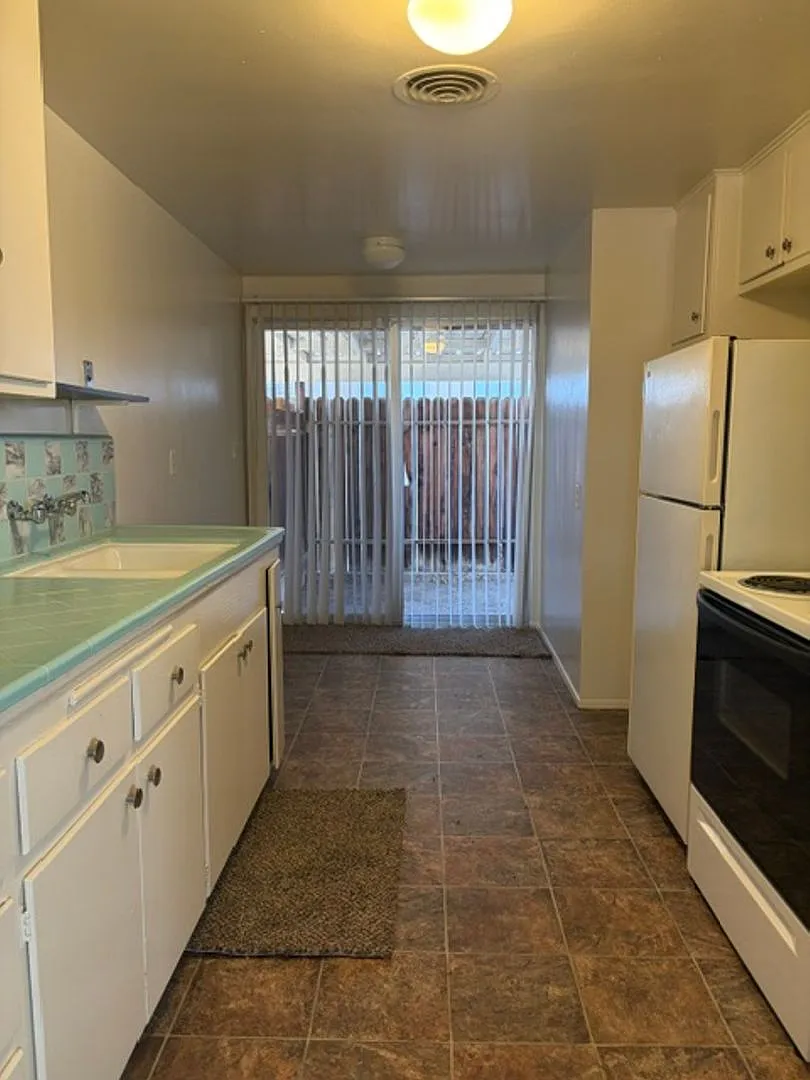 2935p -805- 944 Princeton Ave. NB — Photo 4