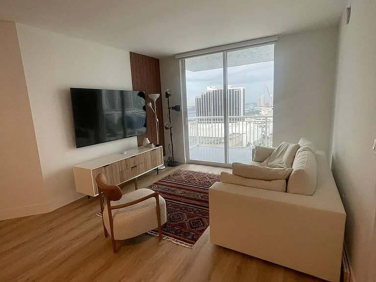 275 NE 18th St #Penthouse 05 — Photo 8
