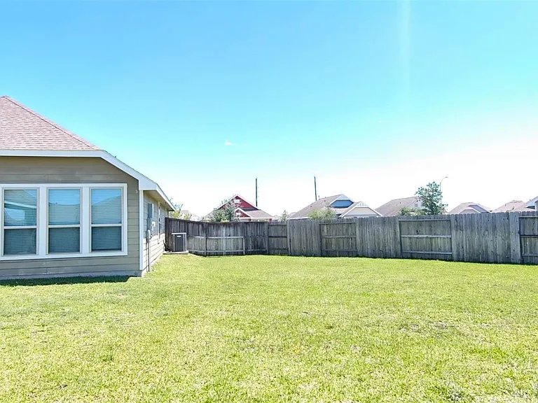 15715 Crosby Hall Dr — Photo 9