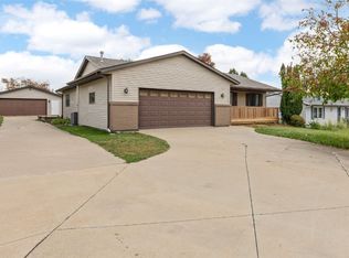 1355 Robins Rd, Hiawatha, IA 52233