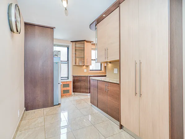 2546 East 13th Street image 2 of 29