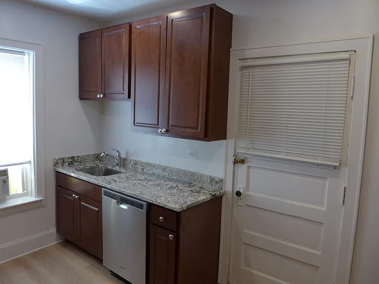 Linder/ Lawrence Apartments — Photo 11