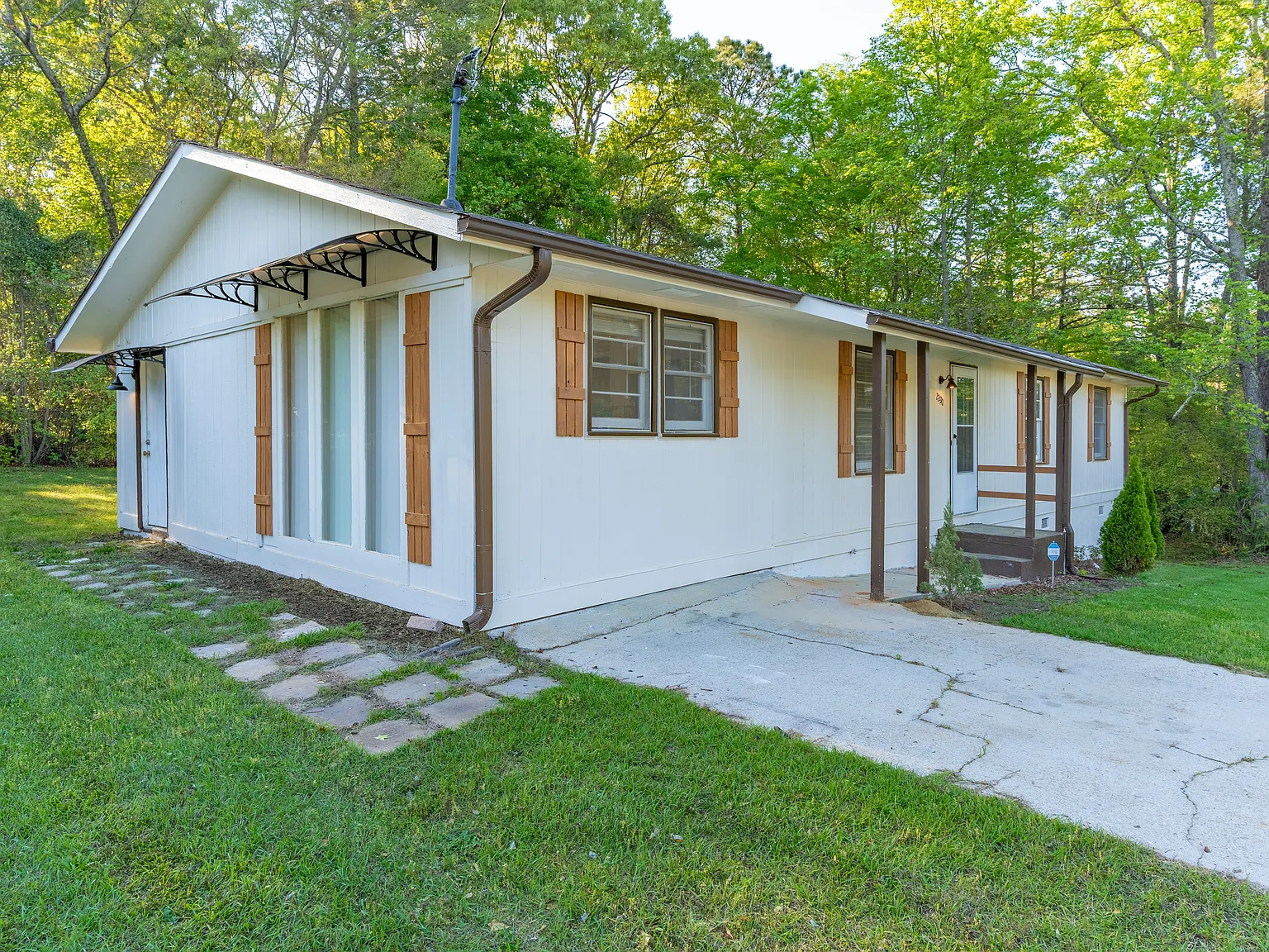 3 bed, 1.5 bath, 1416 sqft, $1,650 — Photo 2