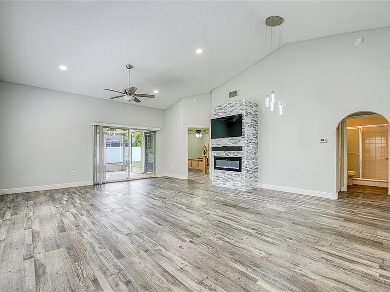 2390 Bentley Dr — Photo 3