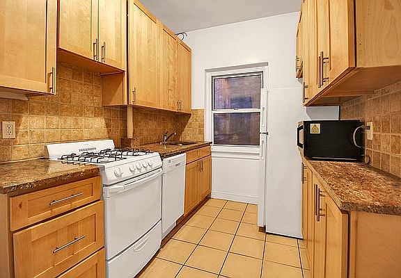 3rd image of 320 E 83rd St APT 3B
