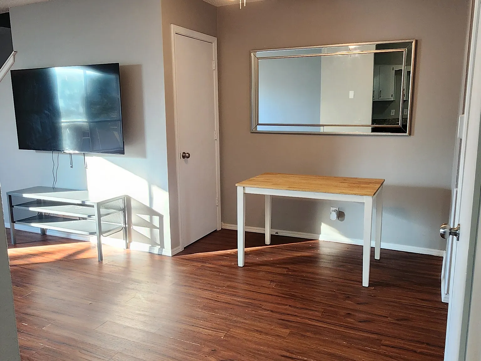 3 bed, 1.5 bath, 1324 sqft, $1,150 — Photo 2