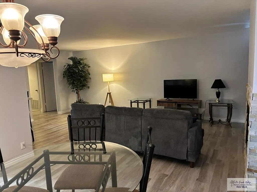 2 bed, 2.0 bath, 1050 sqft, $2,000 — Photo 4