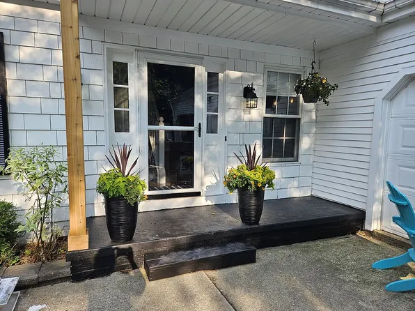 156 Elm Ct, Chagrin Falls, OH 44022