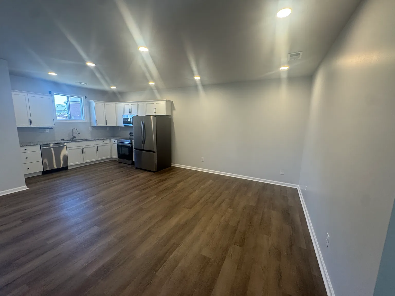 3 bed, 2.5 bath, 1800 sqft, $1,795 — Photo 4