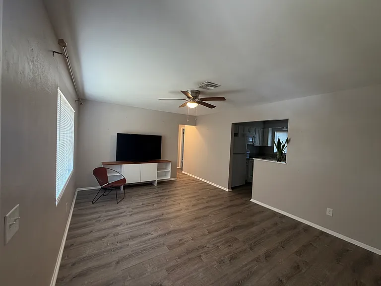 204 Melody Ln — Photo 3