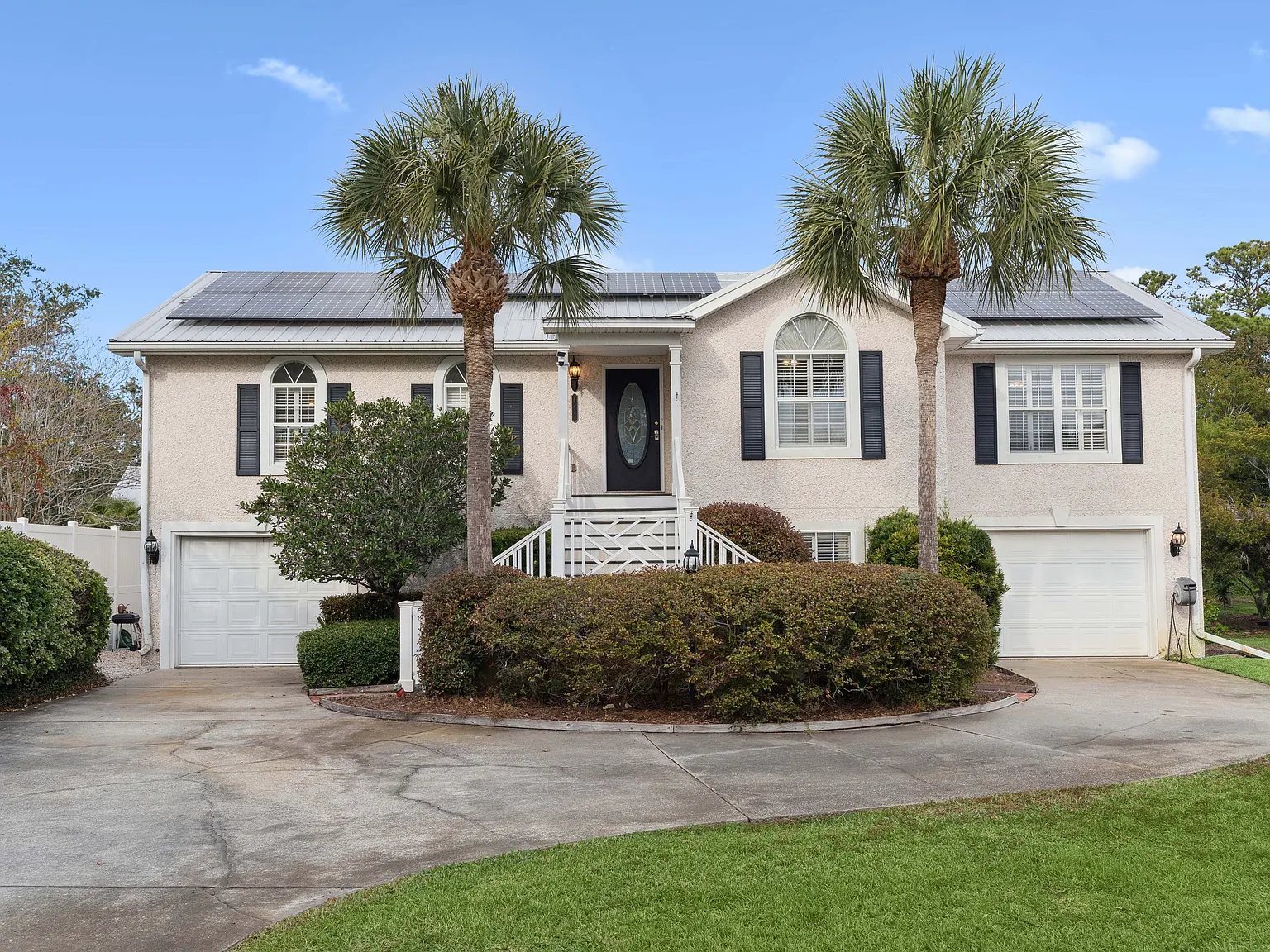 Fully Furnished 3-Bedroom Home | St. Simons Island | 612 Month Lease — Photo 1