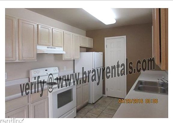 2962 N. Ronlin Ave. kitchen stove