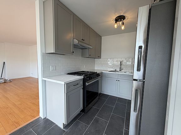 2nd image of 1926 N Vista Del Mar Ave APT 3