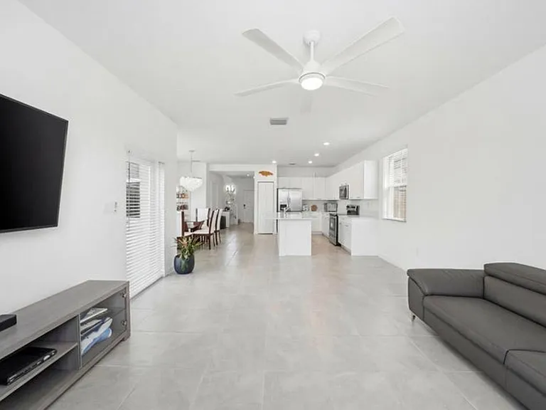 2324 NW 130th Ter — Photo 4