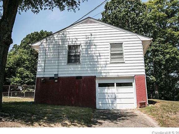 2nd image of 323 Oakwood Cir