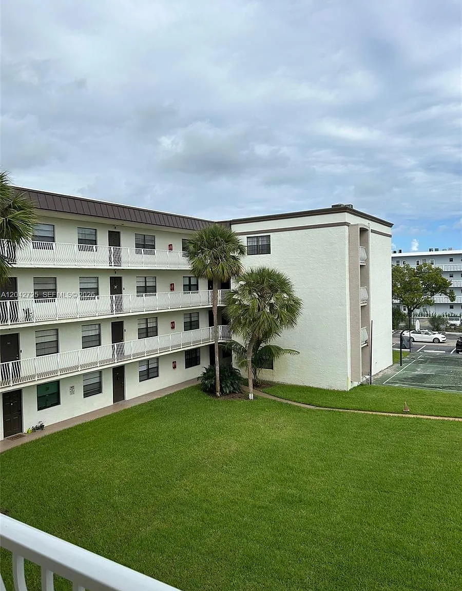 Palm Village Club Condo — Photo 4
