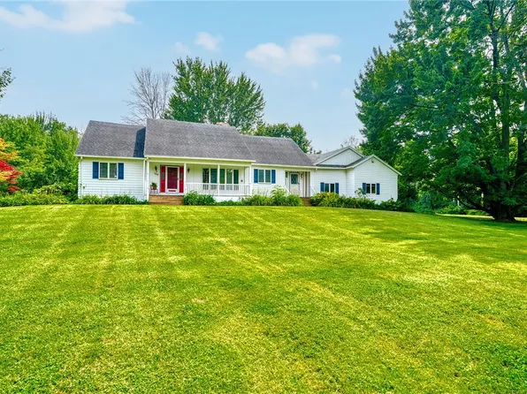 160 Berg Rd, Ontario, NY 14519