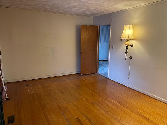 5th image of 915 Haywood Dr NW