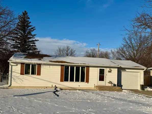 1004 Crestmore Way, Mason City, IA 50401