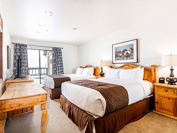 Bedroom with 2 Queen Beds