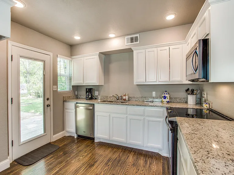 1231 W Morton St — Photo 11