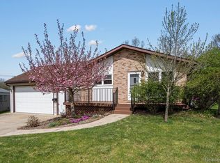 860 Manor Dr, Milford, MI