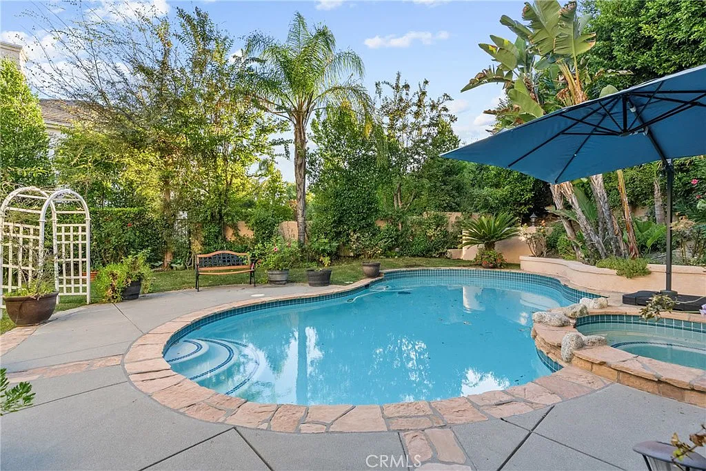 5 bed, 3691 sqft, $8,995 — Photo 2