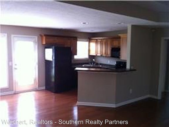 3rd image of 101 Cambridge Dr