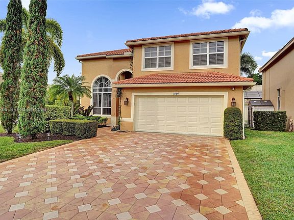 3rd image of 7526 Colony Palm Dr