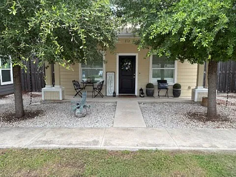 3 bed, 2.5 bath, 1935 sqft, $1,900 — Photo 2