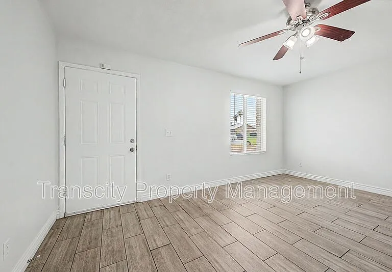 4328 E Saint Catherine Ave — Photo 2