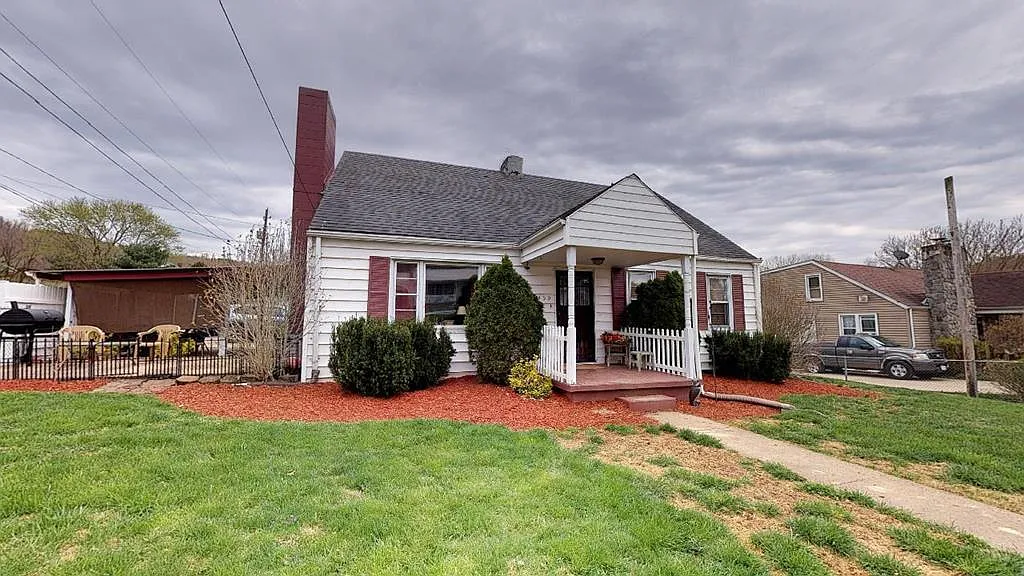 4490 Woodland Ave photo 1