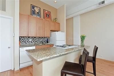 4th image of 1760 W Wrightwood Ave APT 312