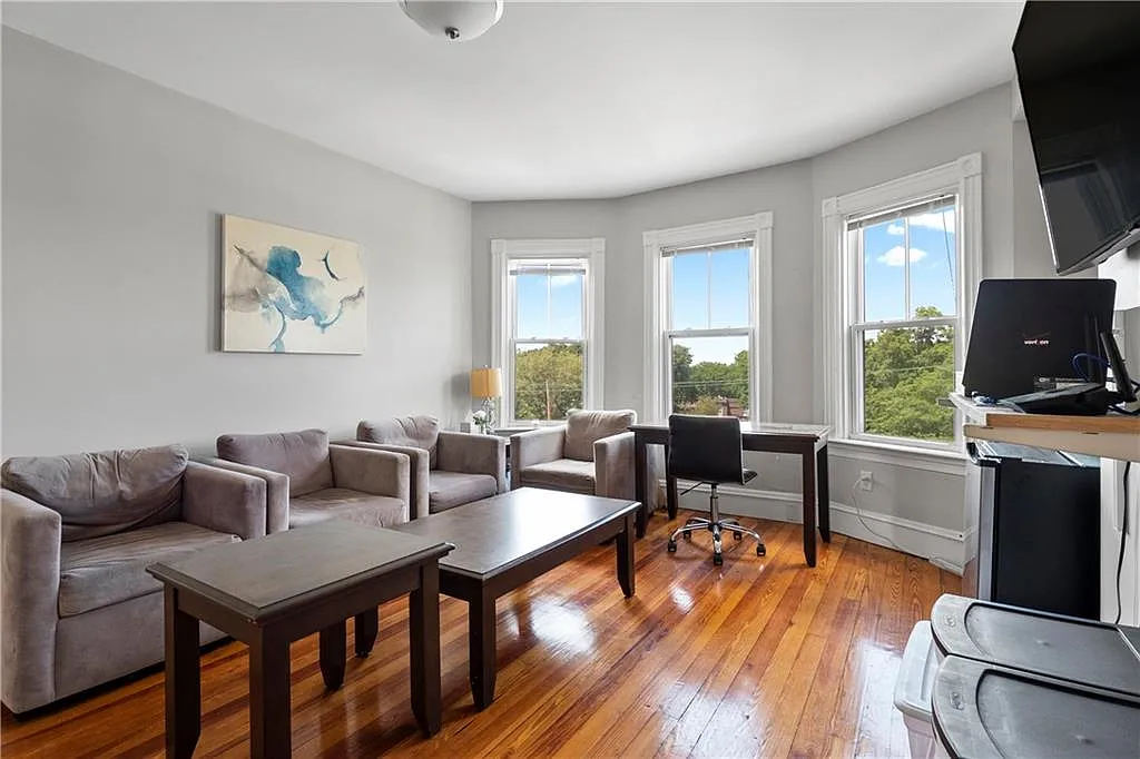 7 bed, 2000 sqft, $6,750 — Photo 2