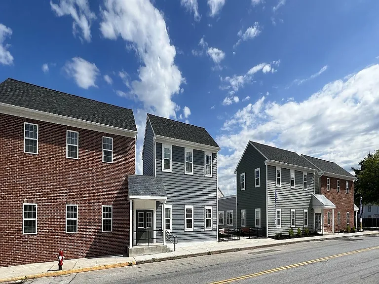 421 W King St — Photo 3