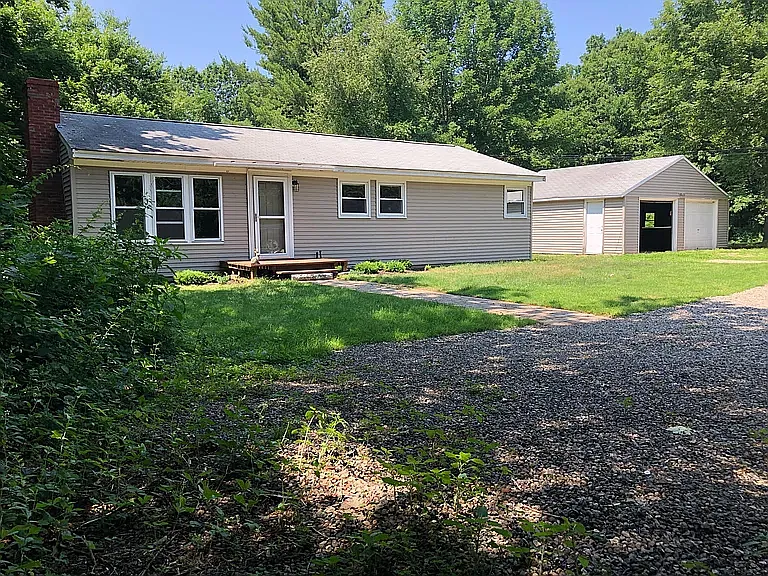 1610 Greenland Rd — Photo 2