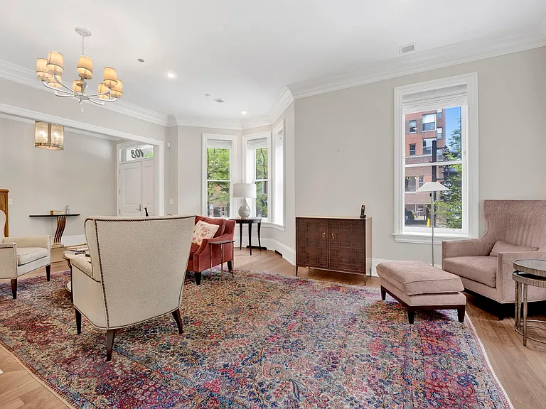 103 E Chestnut St #103 — Photo 46